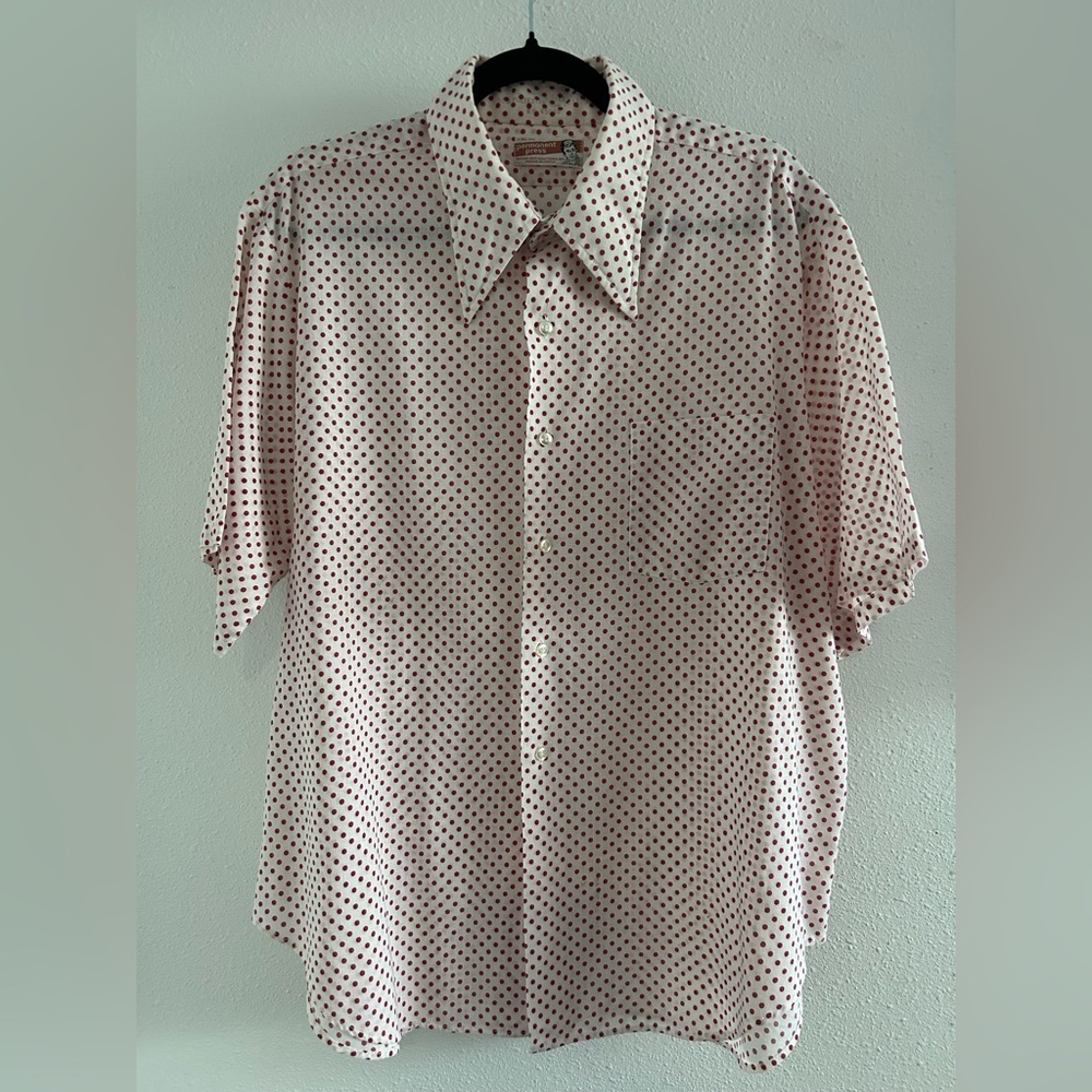 Casual Short-Sleeve Button-Down Shirt in White with Red Dot Print